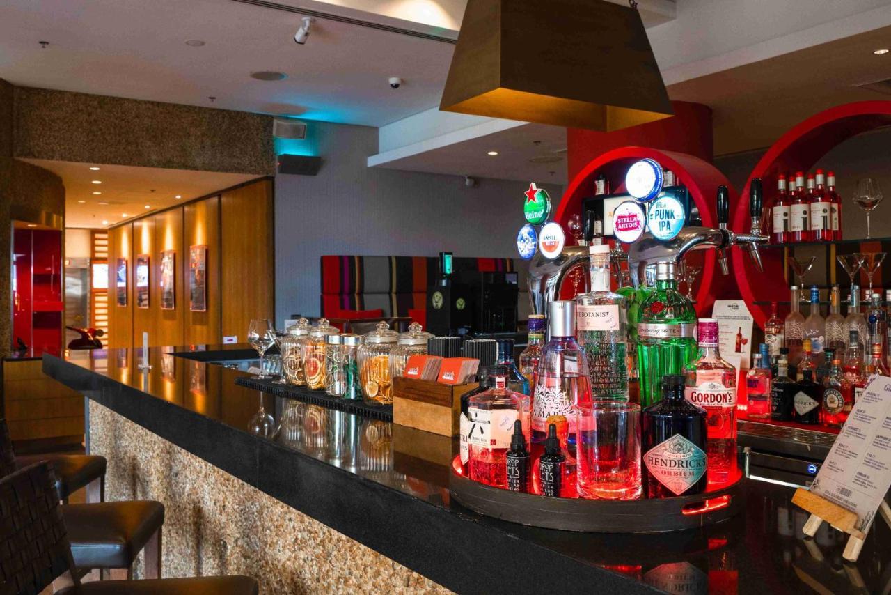 Amwaj Rotana, Jumeirah Beach - Dubai Exterior photo The bar at the Hilton London Heathrow