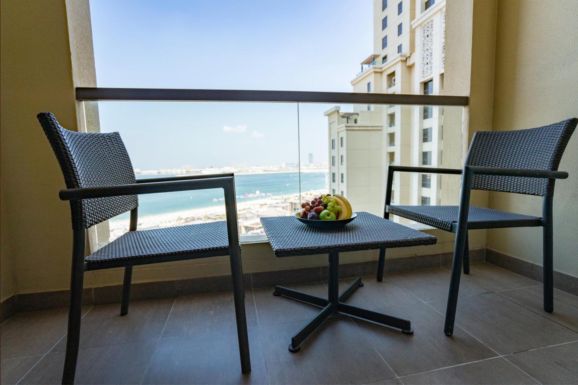Amwaj Rotana, Jumeirah Beach - Dubai Room photo A balcony at the hotel
